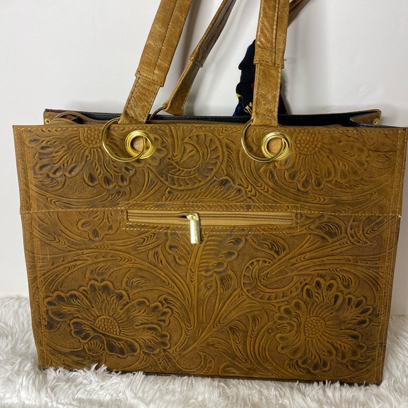 Mexican artisanal chiseled leather bag - Picture 2 of 3